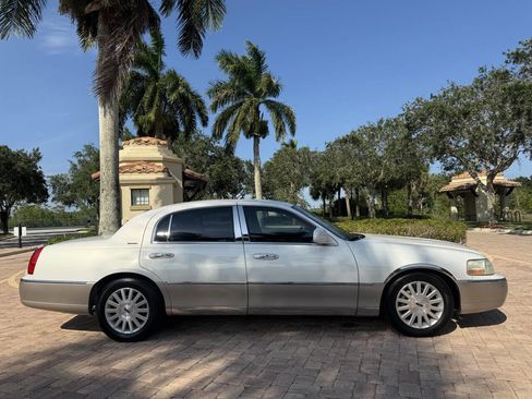 Used 2003 Lincoln Town Car Signature RWD image 2