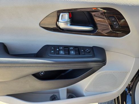 Used 2023 Chrysler Pacifica Limited FWD image 19
