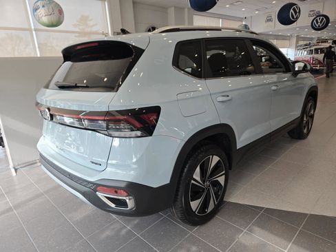 New 2026 Volkswagen Taos SE image 12