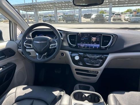 Used 2024 Chrysler Pacifica Touring-L FWD image 16