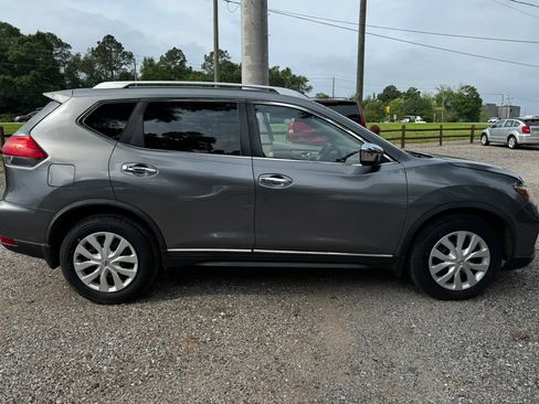 Used 2017 Nissan Rogue S w/ S Appearance Package FWD image 9