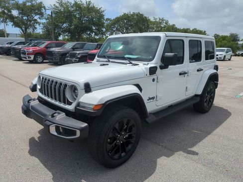 Used 2025 Jeep Wrangler Unlimited Sahara AWD/4WD image 10