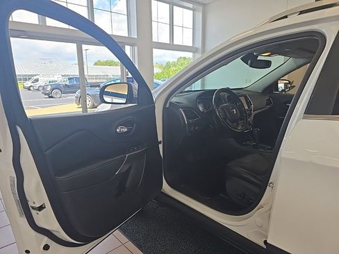 Used 2019 Jeep Cherokee Limited AWD/4WD image 13