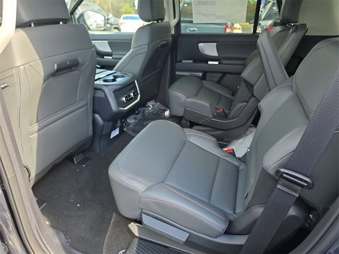 New 2025 Ford Expedition Active image 30