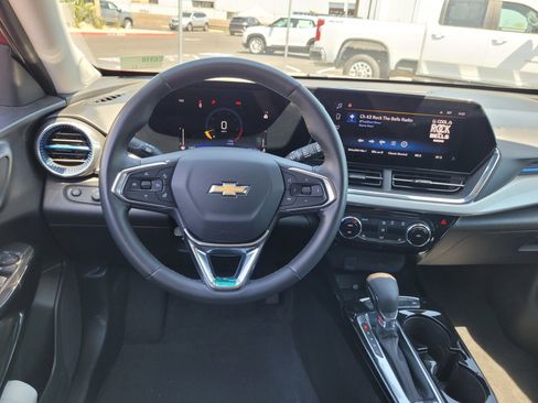 Used 2025 Chevrolet Trax LT w/ LT Convenience Package FWD image 19