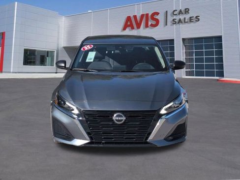 Used 2025 Nissan Altima 2.5 SV FWD image 2