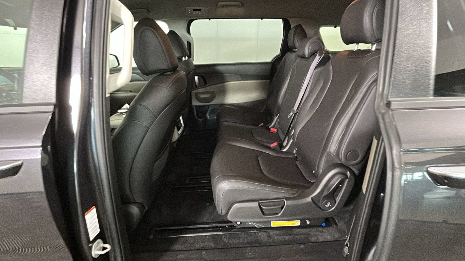 Used 2026 Kia Carnival EX FWD image 30