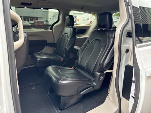 Used 2024 Chrysler Pacifica Touring-L FWD image 21