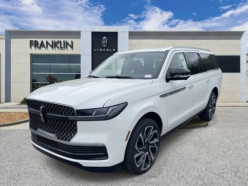 New 2026 Lincoln Navigator L Reserve AWD/4WD image 3