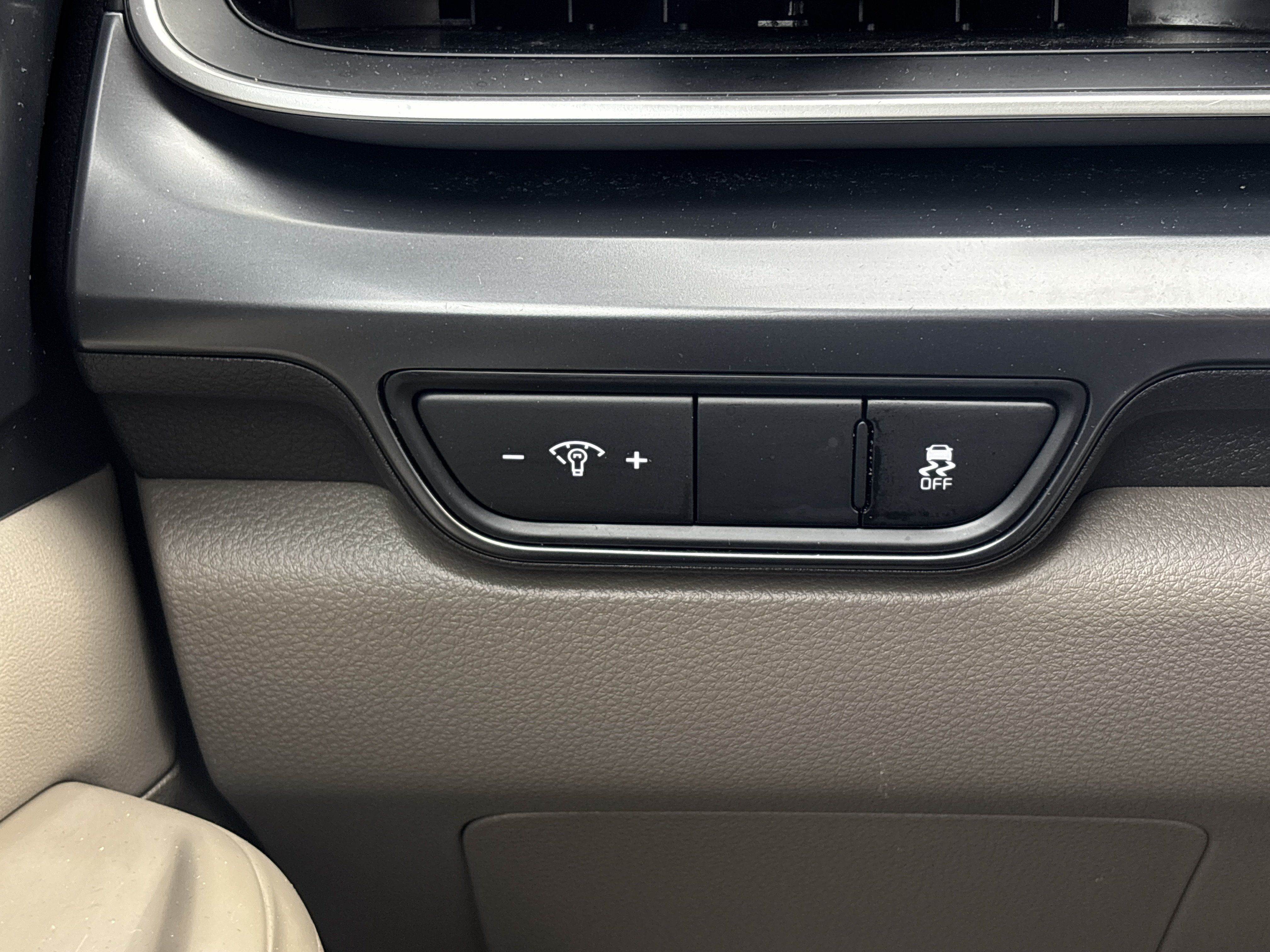 Used 2025 Kia Carnival FWD image 10