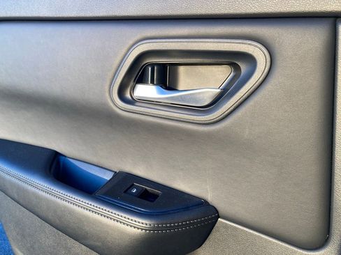 Used 2025 Nissan Rogue SV image 10