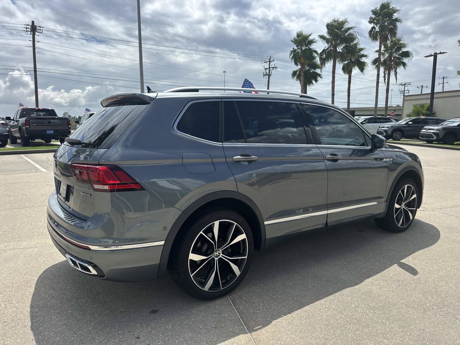 Used 2023 Volkswagen Tiguan SEL R-Line AWD/4WD image 5
