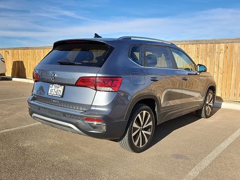 Certified 2023 Volkswagen Taos SE w/ Panoramic Sunroof Package image 3