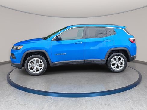 Used 2024 Jeep Compass Latitude AWD/4WD image 3