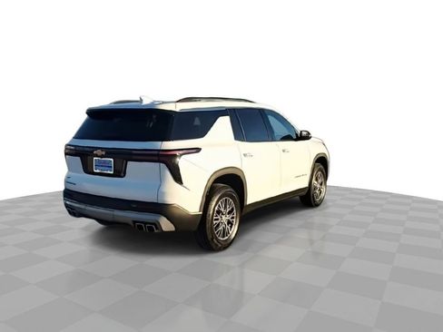 Used 2025 Chevrolet Traverse LT image 7