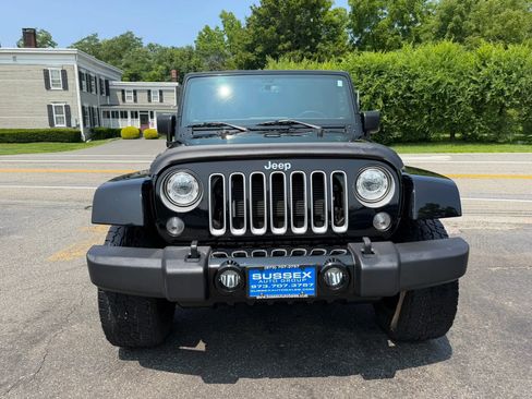 Used 2017 Jeep Wrangler Unlimited Sahara w/ Connectivity Group AWD/4WD image 2