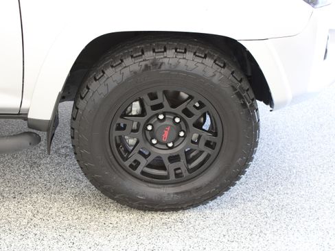 Used 2024 Toyota 4Runner SR5 Premium w/ Moonroof Package RWD image 5