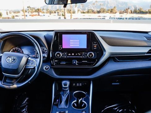 Used 2024 Toyota Highlander LE image 15