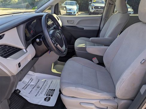 Certified 2017 Toyota Sienna L image 26