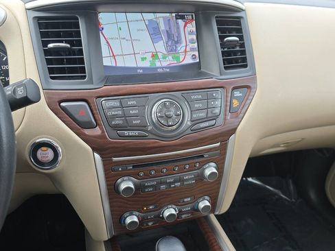 Used 2017 Nissan Pathfinder Platinum image 10