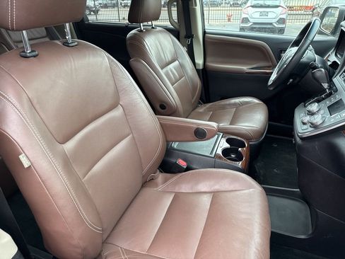 Used 2017 Toyota Sienna Limited image 18