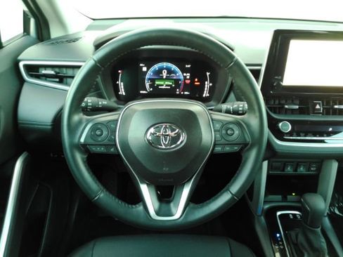Used 2025 Toyota Corolla Cross XLE image 32