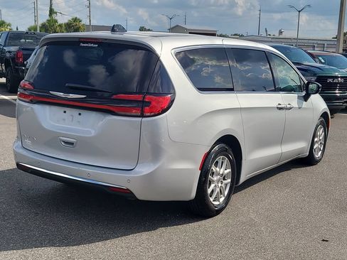 Used 2024 Chrysler Pacifica Touring-L FWD image 6