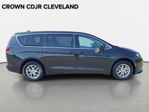 Used 2023 Chrysler Voyager LX FWD image 4