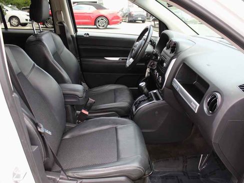 Used 2017 Jeep Compass Latitude FWD image 29