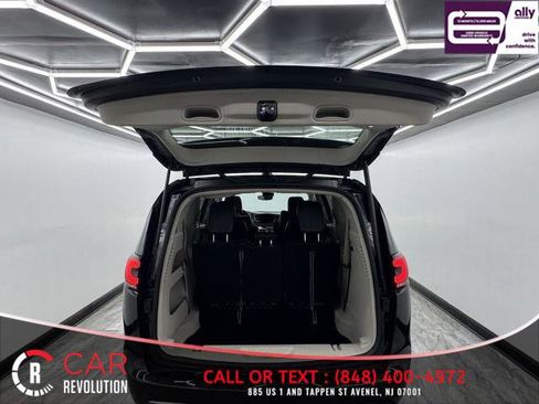 Used 2023 Chrysler Pacifica Touring-L FWD image 6