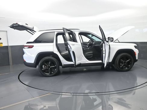 Used 2024 Jeep Grand Cherokee Altitude RWD image 70