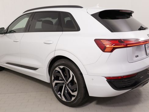 Used 2024 Audi Q8 e-tron Premium Plus w/ Premium Plus Package image 15