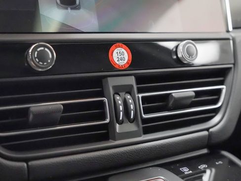 Used 2025 Porsche Macan image 32