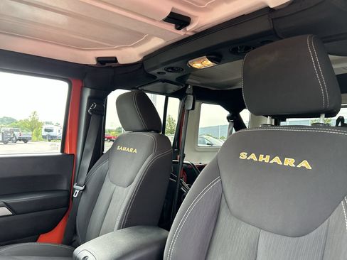 Used 2015 Jeep Wrangler Unlimited Sahara w/ Dual Top Group AWD/4WD image 19