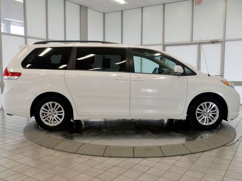 Used 2014 Toyota Sienna XLE image 9