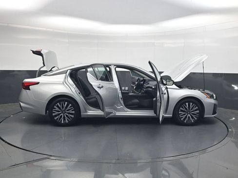 Used 2025 Nissan Altima 2.5 SV FWD image 50