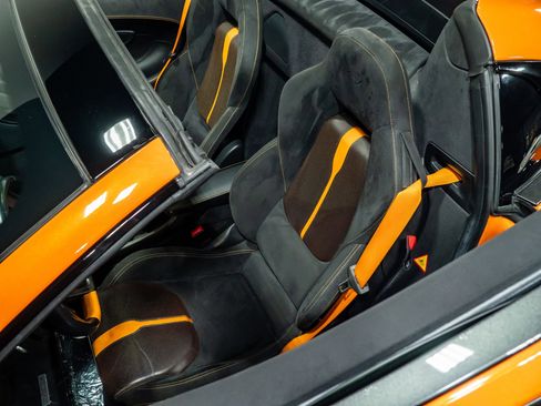 Used 2018 McLaren 570S Spider image 22