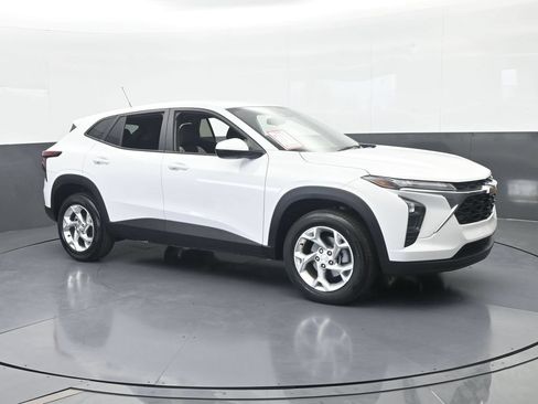 Used 2025 Chevrolet Trax LS w/ LS Convenience Package FWD image 8