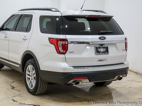 Used 2018 Ford Explorer XLT w/ Equipment Group 202A image 9