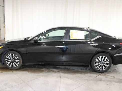 Used 2024 Nissan Altima 2.5 SV FWD image 6