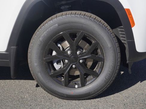 New 2026 Jeep Grand Cherokee Altitude image 10