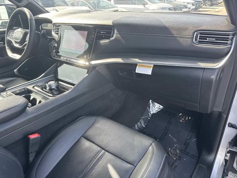 Used 2024 Jeep Wagoneer Series II w/ Flexible Seating Group RWD image 12