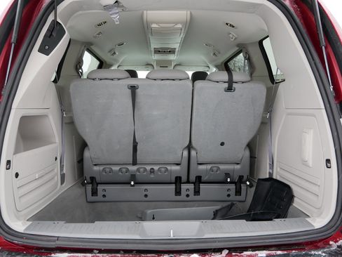 Used 2009 Chrysler Town & Country Touring w/ Heated Seat Group image 18