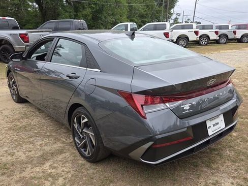 Used 2025 Hyundai Elantra SEL FWD image 11