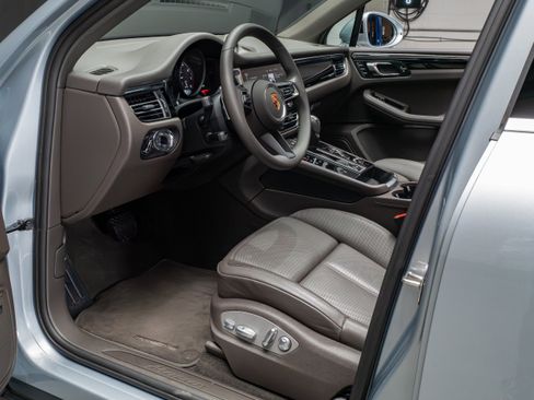 Certified 2025 Porsche Macan AWD/4WD image 4