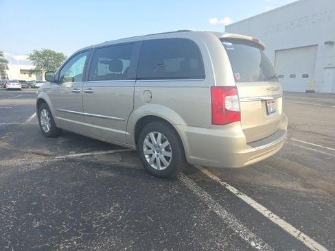 Used 2015 Chrysler Town & Country Touring w/ Driver Convenience Group FWD image 4