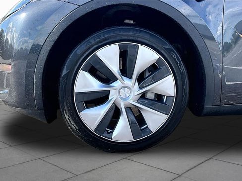 Used 2024 Tesla Model Y 2WD image 10