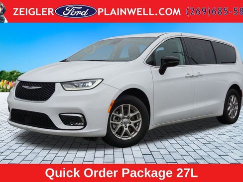 Used 2023 Chrysler Pacifica Touring-L FWD image 1