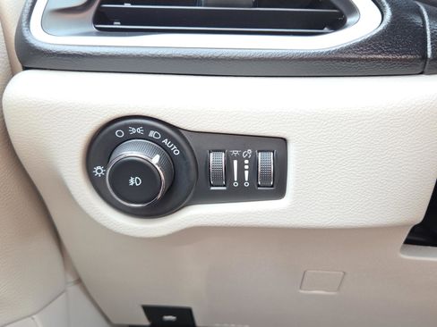 Used 2023 Chrysler Pacifica Touring-L FWD image 25