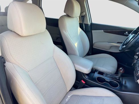 Used 2017 Kia Sorento LX w/ LX Convenience Package image 29
